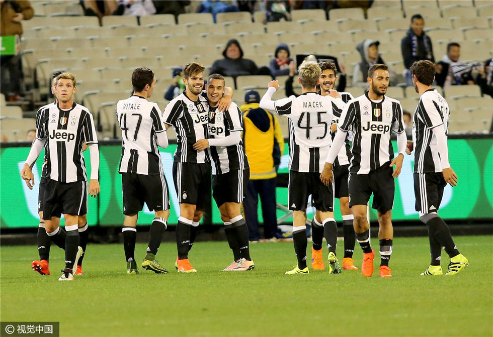  尤文球迷横幅抗议管理层，要求重聘体育总监  