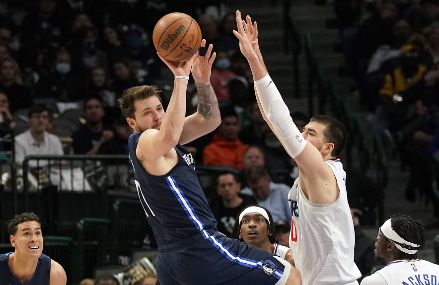  东契奇绝杀助独行侠抢七  